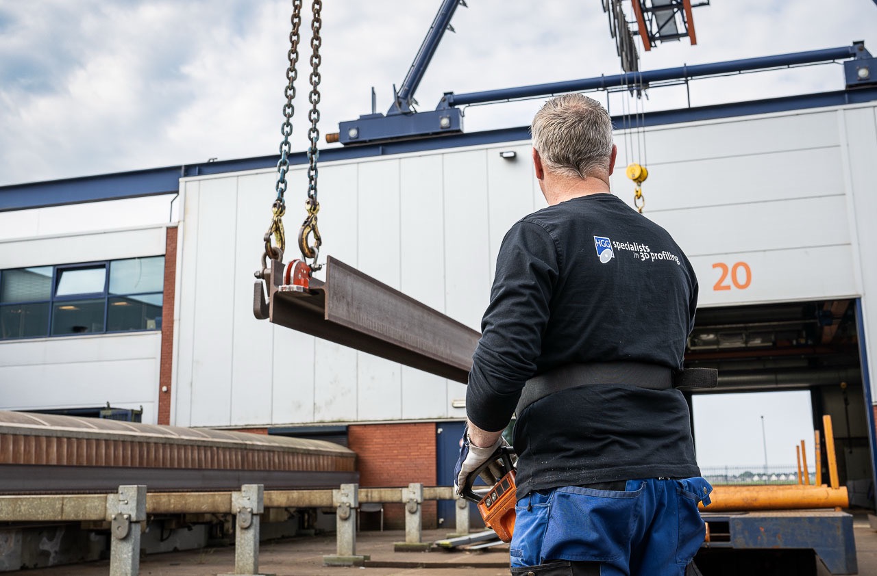 We have a large storage capacity that allows materials to be delivered directly from your supplier. We can accommodate lengths of up to 25 meters and weights of up to 25 tons.