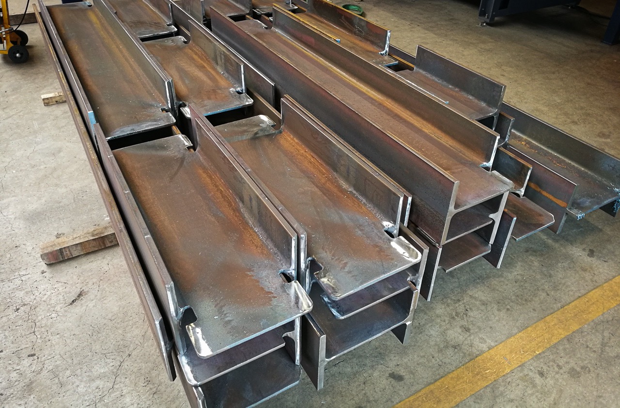With our machinery, we cut everything but sheet. Tubes, beams, tubes, angles, bulb, flatbar and other profiles are processed by us.